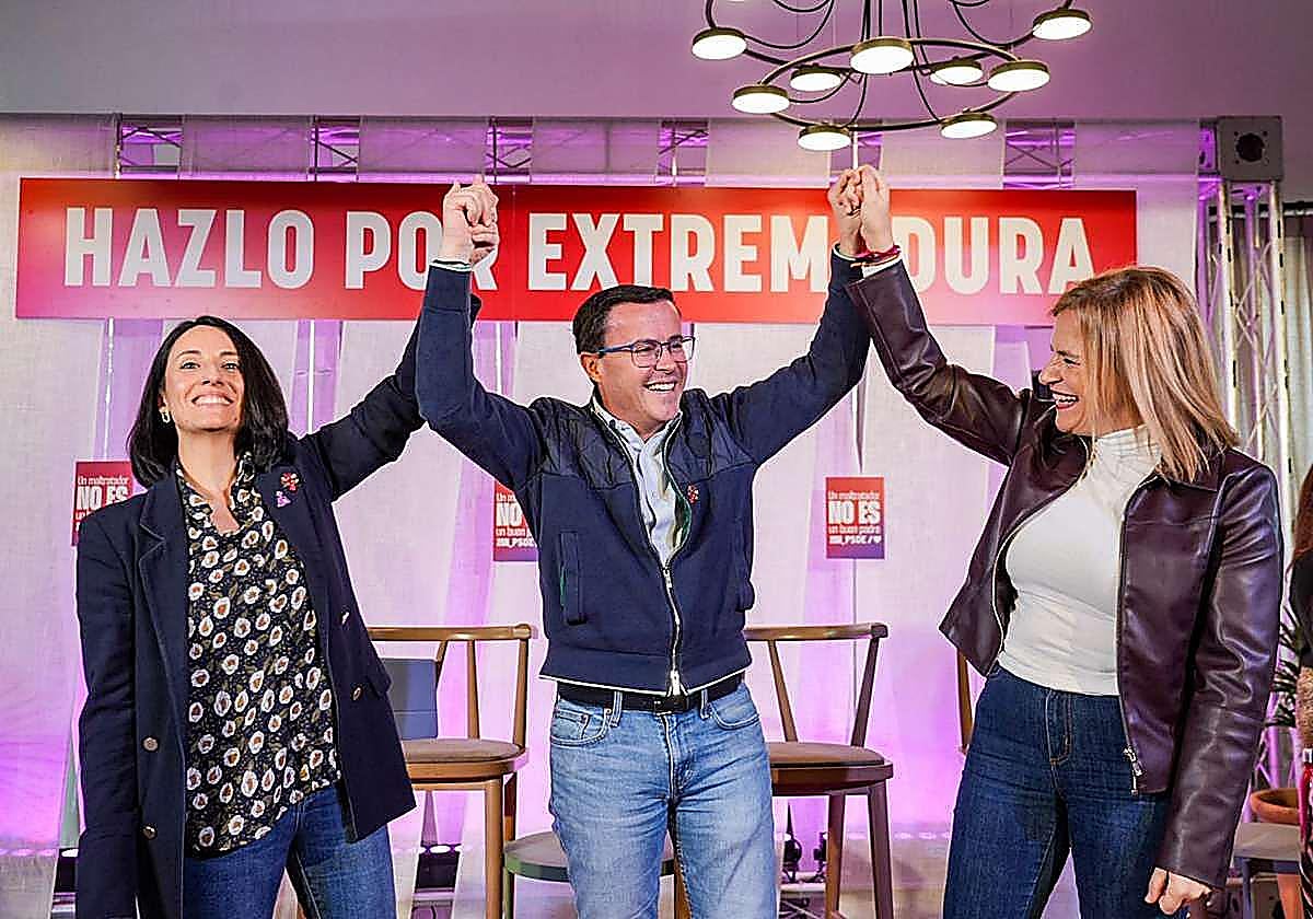 Rebeca Torró y Pilar Bernabé, junto al candidato del PSOE a la Junta de Extremadura, el procesado Miguel Ángel Gallardo.