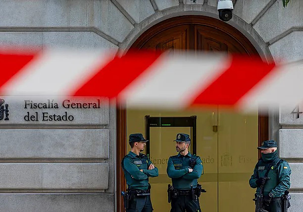Agentes de la Guardia Civil custodian el acceso a la Fiscalía General durante el registro de la UCO, el 30 de octubre de 2024, del despacho de García Ortiz