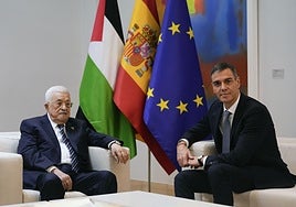 Mahmud Abás y Pedro Sánchez en la Monclos, este miércoles.