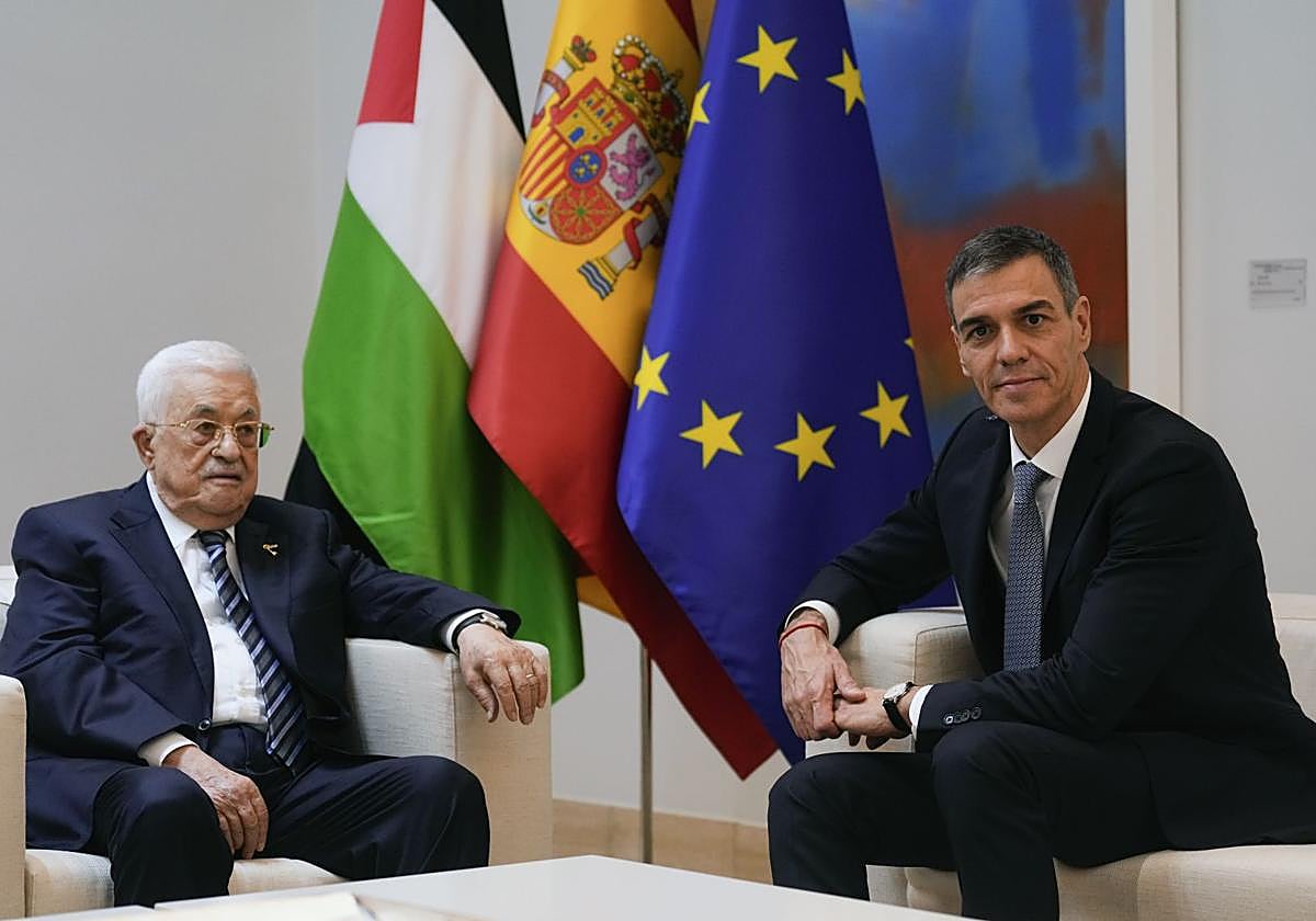 Mahmud Abás y Pedro Sánchez en la Monclos, este miércoles.