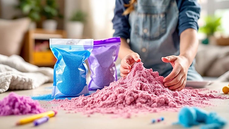 Diversión sin líos y creatividad infinita con la arena mágica brillante Kinetic Sand
