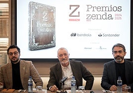 Arturo Pérez-Reverte flanqueado por Antonio Lucas (izq.) y Jesús García Calero.