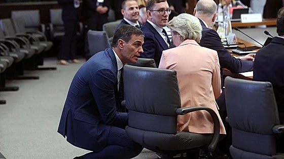 Sánchez desafía a la industria europea del automóvil y pide a Von der Leyen que mantenga el veto al motor de combustión a partir de 2035