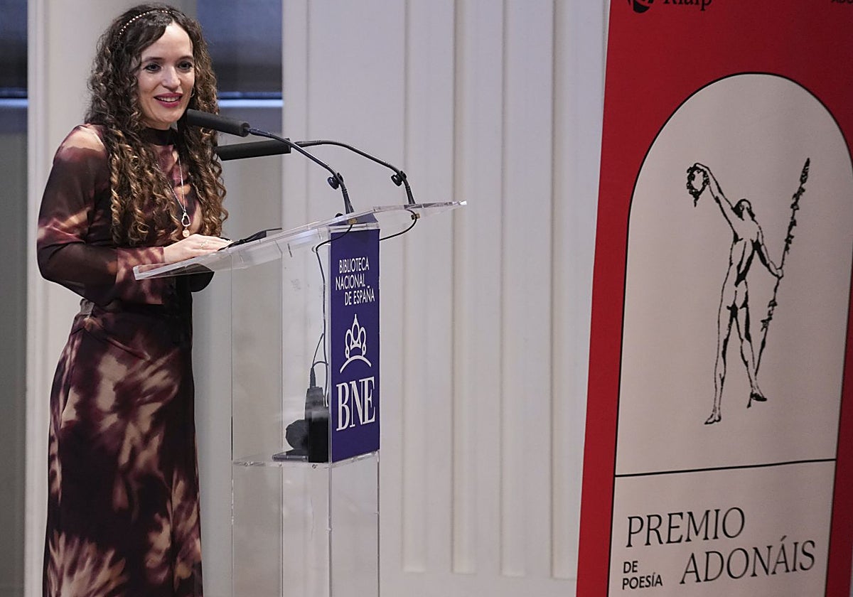 Carmen María López tras recibir el Premio Adonáis en la Biblioteca Nacional.