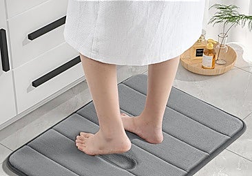 Sal de la ducha o la bañera sin peligro gracias a estas alfombras de baño antideslizantes y absorbentes