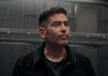 Cómo Estopa ha convertido el aeropuerto de Barcelona en el taller de Papá Noel