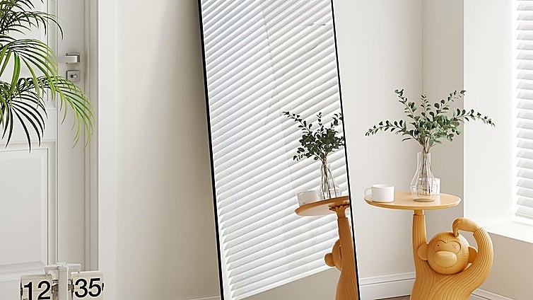 Estos espejos grandes para salón y dormitorio dan amplitud y son ideales para decorar