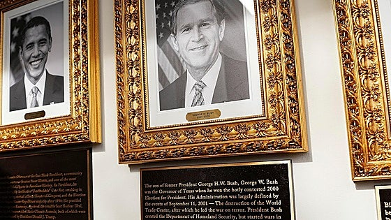 Trump añade placas a los retratos de Biden y Obama en la Casa Blanca que los ridiculizan
