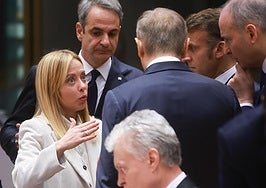 Giorgia Meloni conversa con otros líderes europeos en Bruselas.