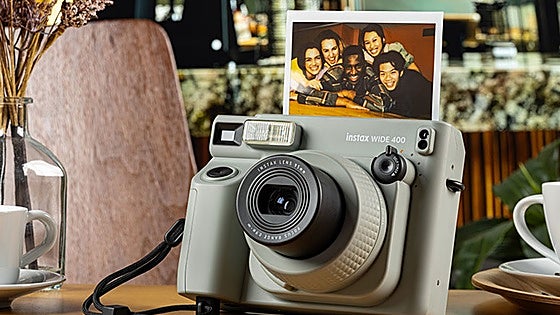 Captura momentos únicos con la cámara instantánea Instax Wide 400