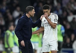 Xabi Alonso habla con Bellingham durante un partido del Real Madrid.