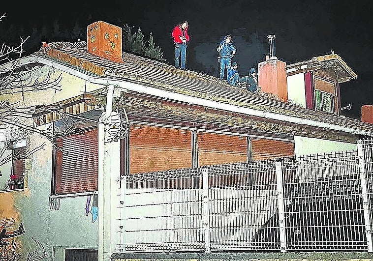 Rescatan a dos ladrones en Vizcaya del tejado del caserío en el que estaban robando