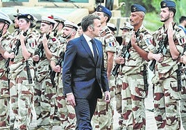 Emmanuel Macron visitó el domingo a las tropas francesas estacionadas cerca de Abu Dabi.