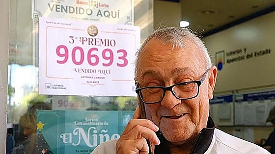 José Luis, el vecino de 73 años de Alicante que ha repartido 150 décimos del tercer premio de la Lotería de Navidad