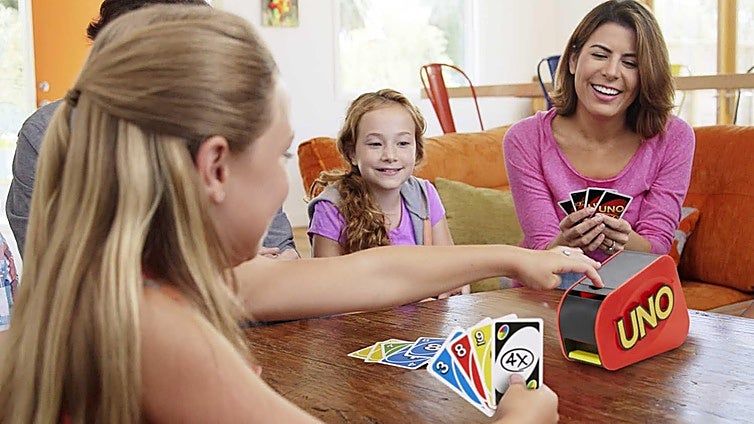 No te pierdas el juego de cartas UNO Extreme: Tiene un lanzador automático de cartas con luz y sonido