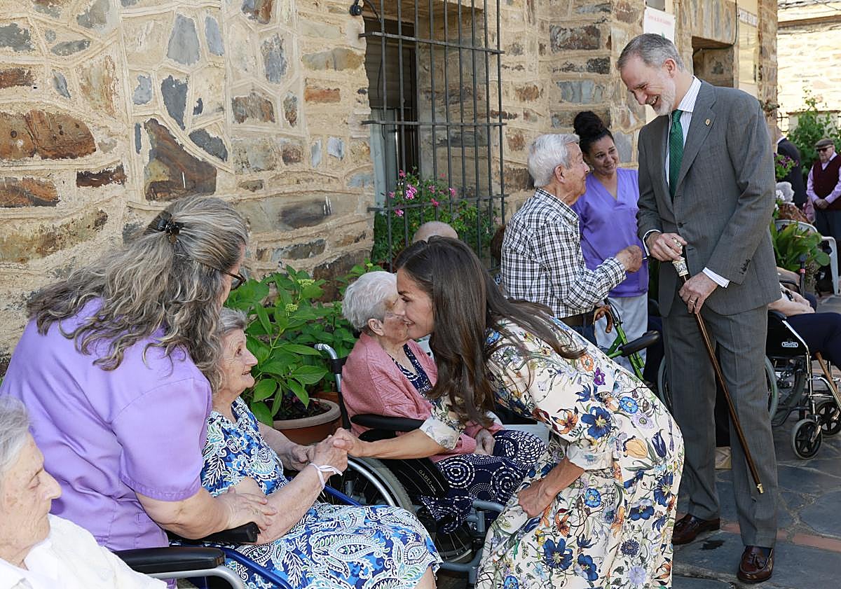 Imagen principal - Los Reyes, durante las visitas que han realizado este año a Guadalupe y Braosera. En la última imagen, la visita a Valdesoto, pueblo ejemplar.