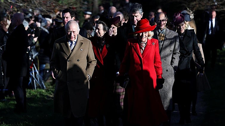 La Familia Real británica celebra la tradicional misa de Navidad en un año marcado por el 'caso Epstein'