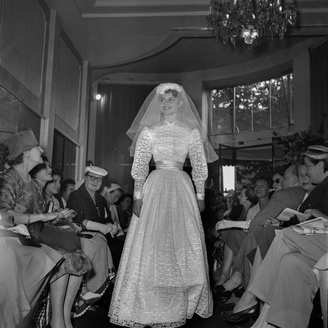 Bardot presenta un vestido de novia durante un desfile de moda en París, el 25 de julio de 1953.