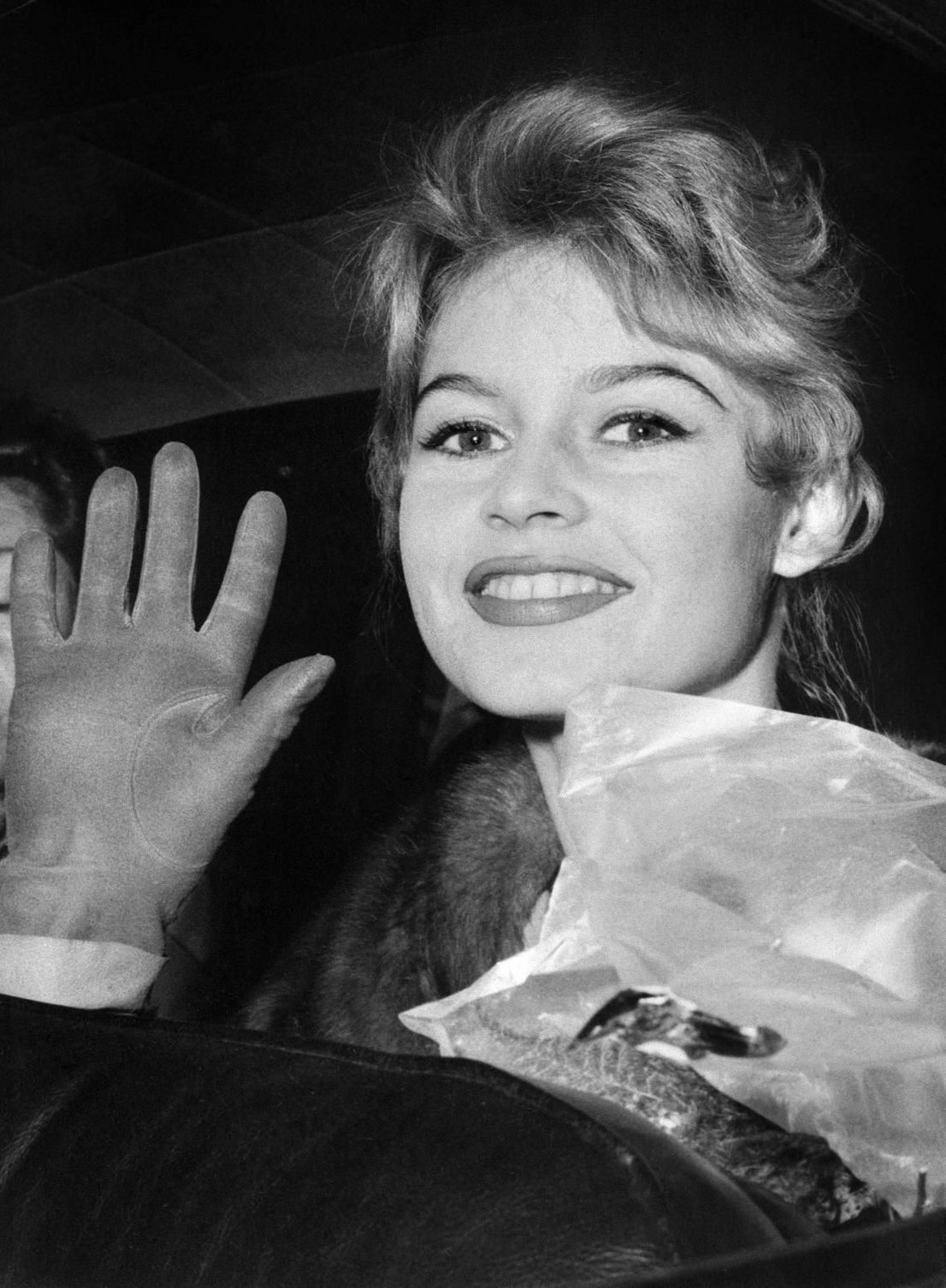 Bardot saluda en un coche desde Bruselas en 1956