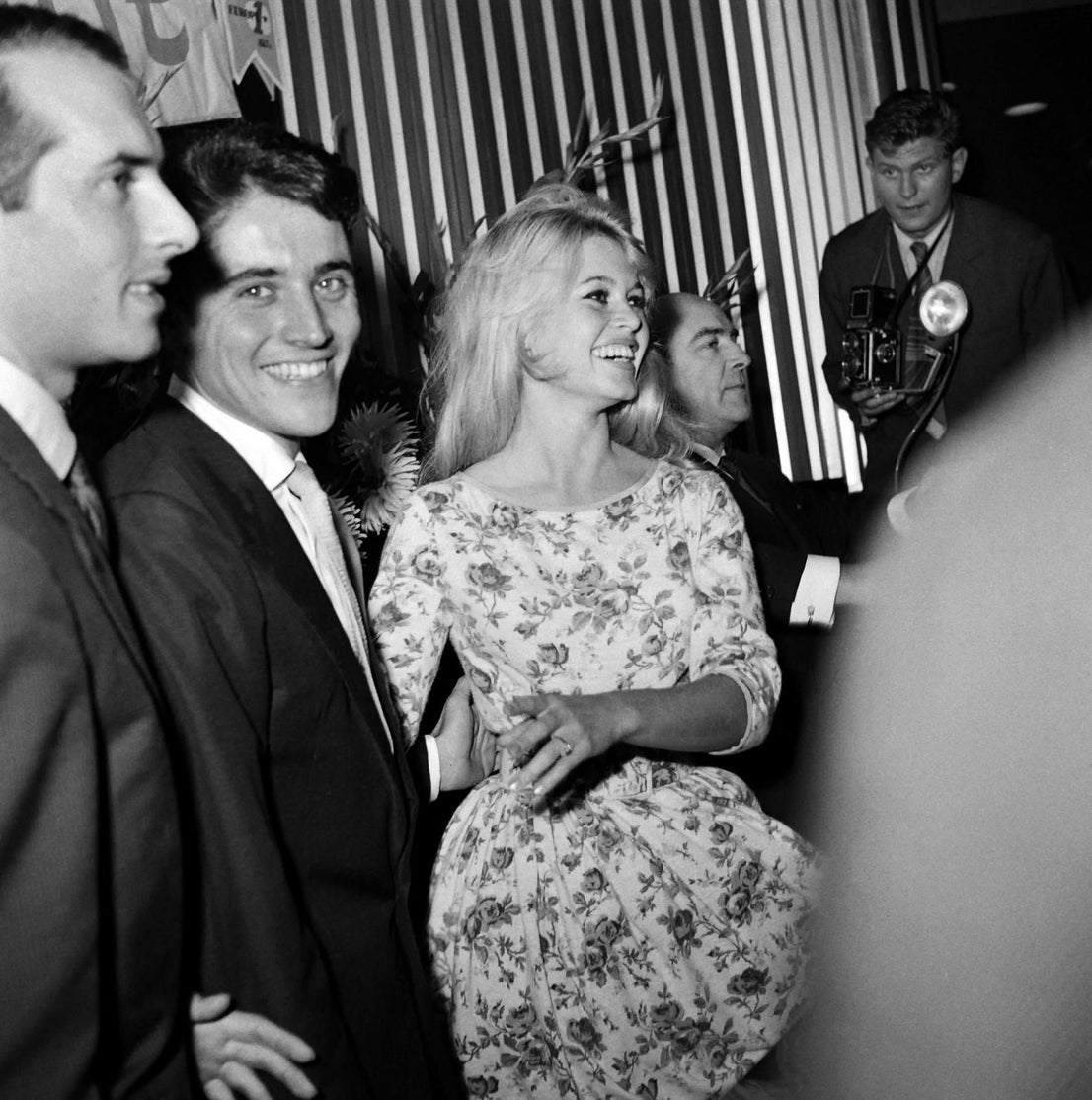 Bardot y su novio, el cantante Sacha Distel, bromean con amigos en 1958.