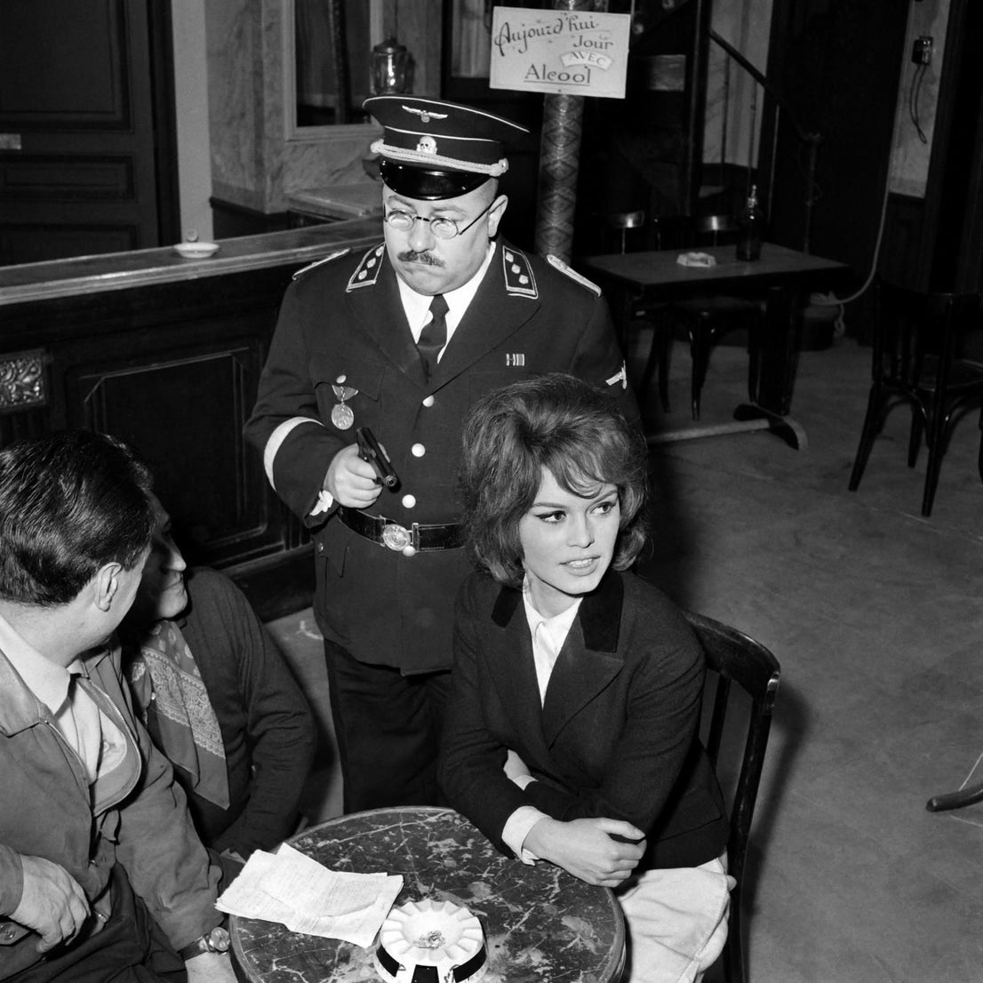 La actriz francesa Brigitte Bardot y el actor Francis Blanche en el set de 'Babette s'en va-t-en guerre' dirigida por Christian-Jaque en los estudios Saint-Maurice en 1959.