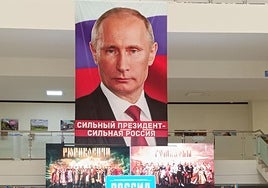 Una enorme fotografía de Vladímir Putin preside el museo de Majachkalá, en la República de Daguestán, con el mensaje 'Un presidente fuerte, una Rusia fuerte'.