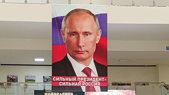 El Kremlin refuerza la imagen de Putin como mesías ruso: fuerte, abstemio y casado con la patria