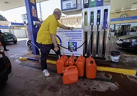 Un cliente adquiere combustible en una gasolinera de Salamanca