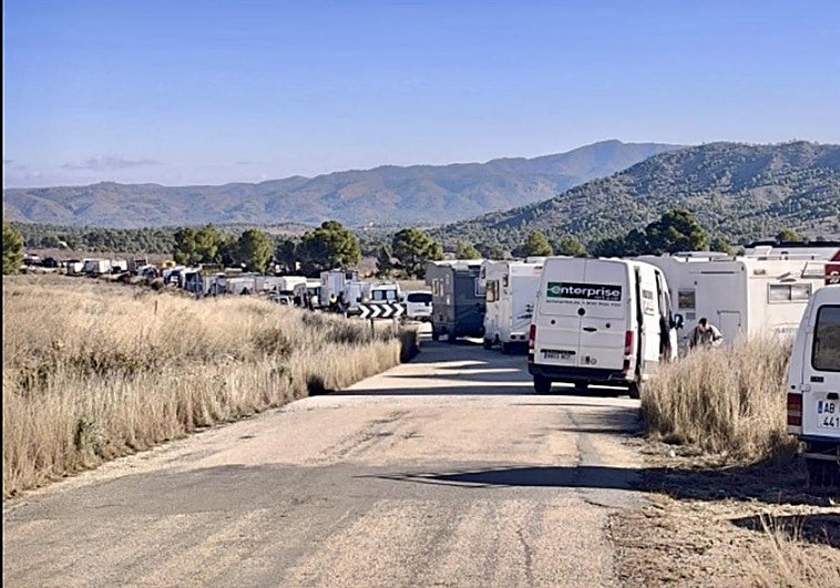 Unas 2.000 personas acuden a una macro fiesta ilegal en una pequeña aldea de Albacete