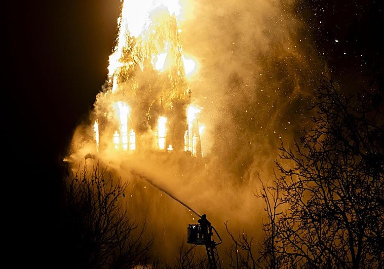 Un incendio destruye una histórica iglesia de Ámsterdam durante la Nochevieja