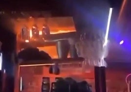 V&iacute;deo | El origen del incendio en la estaci&oacute;n de esqu&iacute; suiza: unas velas de cumplea&ntilde;os colocadas en botellas de champ&aacute;n