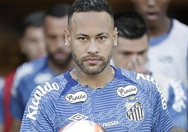 Neymar, antes de un partido con el Santos.