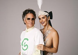 Josie y Cristina Pedroche posan juntos con el vestido de las campanadas de la presentadora.