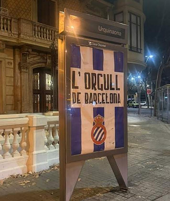 Secondary image 2 - Some of the posters with which Barcelona woke up. 