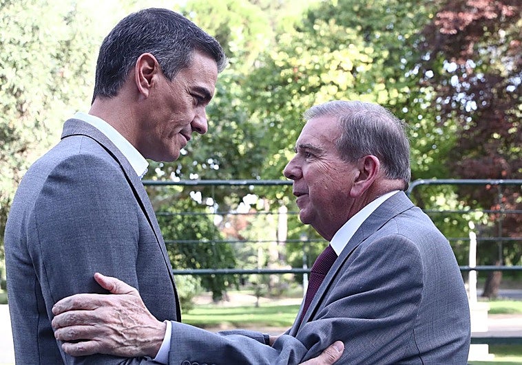 España observa con incertidumbre el día después a la caída del chavismo