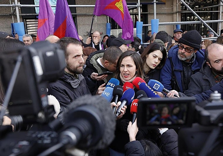 Cientos de personas se concentran ante la embajada de EE UU contra la detención de Maduro