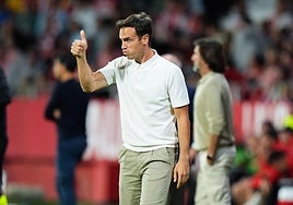 Iñigo Pérez, técnico del Rayo, critica su propio césped
