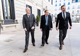 Vox carga contra Gobierno y PP mientras hace equilibrios entre Trump y Le Pen