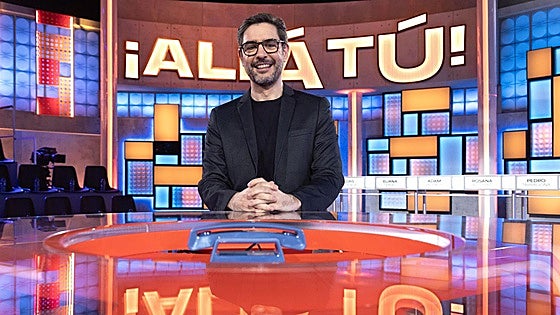 Juanra Bonet salta a Telecinco para abrir las míticas cajas de '¡Allá tú!'
