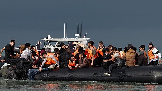 Francia prohíbe la entrada de diez ultraderechistas británicos por violencia contra los migrantes