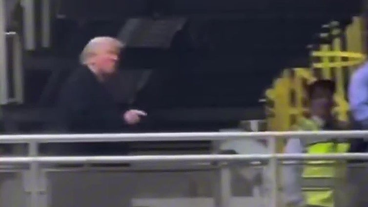 Trump le hace la 'peineta' a un trabajador que le llamó «protector de pedófilos»