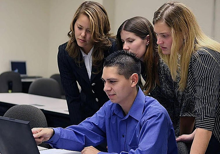 El CES saca los colores al Estatuto del Becario de Yolanda Díaz