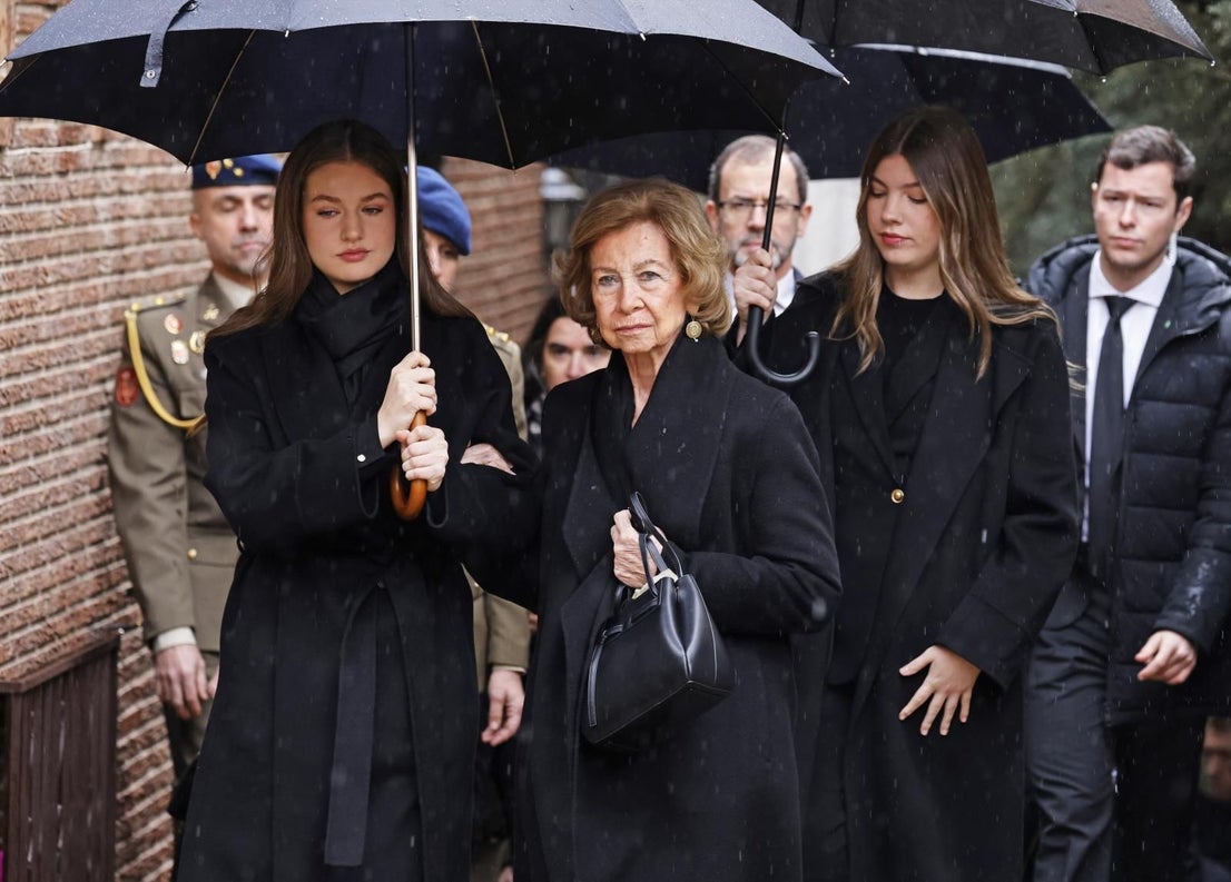 La reina emérita Sofía, junto a la Princesa de Asturias, y la infanta Sofía