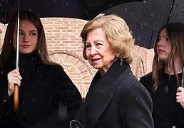 Miradas, complicidades y detalles no contados de la despedida a Irene de Grecia en Madrid: hablemos de las Sketchers de la reina Sofía