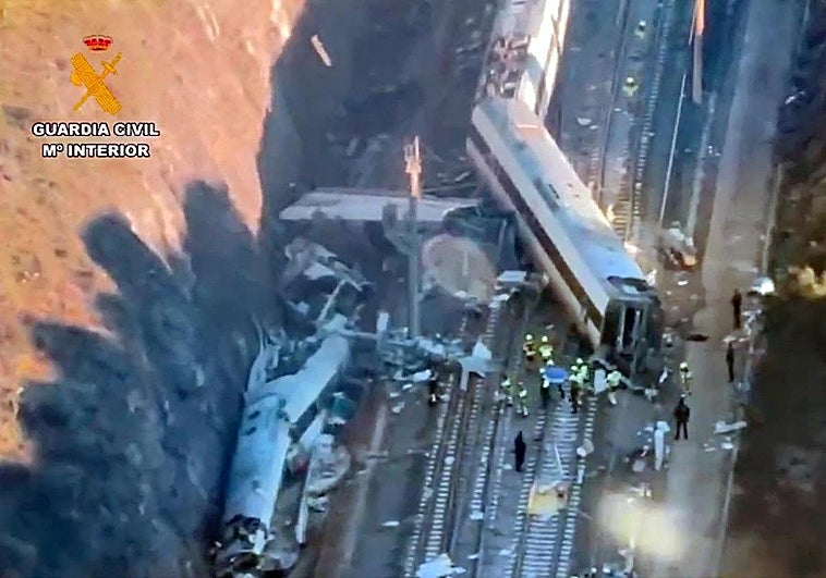 Las imágenes aéreas de la Guardia Civil revelan la magnitud de la tragedia ferroviaria