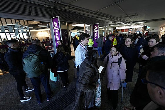 Pasajeros afectados por las cancelaciones de trenes en Madrid: «Nos piden 400 euros por un coche de alquiler»