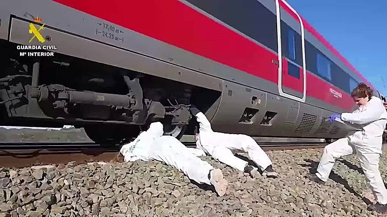 Efectivos de Criminalística de la Guardia Civil investigan una de las «roturas» encontradas en las vías