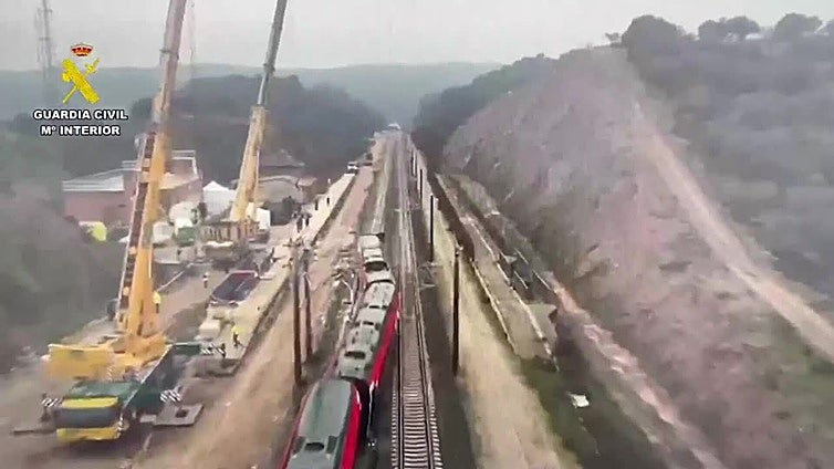 Imágenes de la retirada de los trenes accidentados