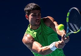 Alcaraz avanza intacto en Melbourne