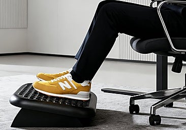 Si pasas mucho tiempo sentado, hazte con uno de estos reposapiés ajustables para oficina o casa